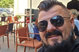 Gradačac zavijen u crno: Iznenada preminuo estradni umjetnik Samir Kujraković