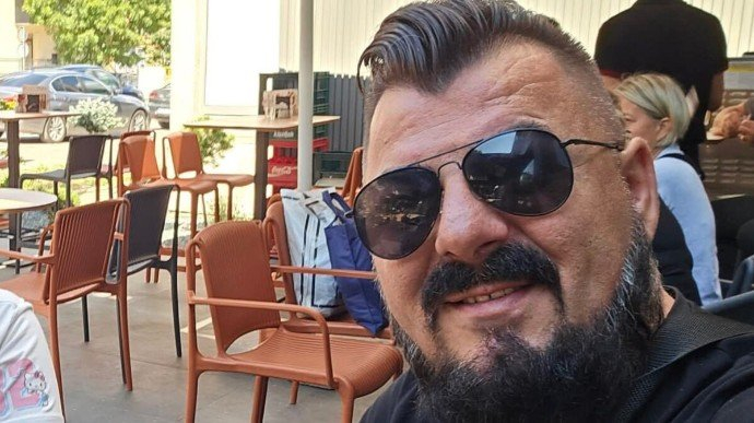 Gradačac zavijen u crno: Iznenada preminuo estradni umjetnik Samir Kujraković