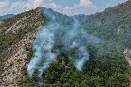 Kanjina i Živašnica pod budnim okom: Požar i dalje aktivan, vjetar ponovo raspiruje vatru
