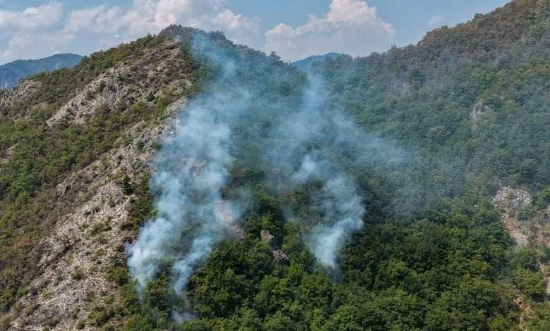 Kanjina i Živašnica pod budnim okom: Požar i dalje aktivan, vjetar ponovo raspiruje vatru
