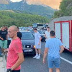 TEŠKA NESREĆA na Bradini: Motocikl udario u dva kamiona pa sletio u provaliju
