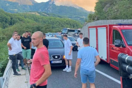 TEŠKA NESREĆA na Bradini: Motocikl udario u dva kamiona pa sletio u provaliju