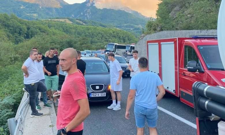 TEŠKA NESREĆA na Bradini: Motocikl udario u dva kamiona pa sletio u provaliju