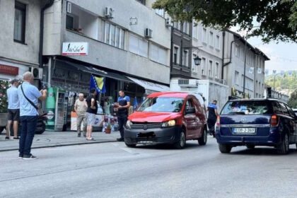 Saobraćajna nezgoda u centru Konjica: Sudarila se dva putnička vozila