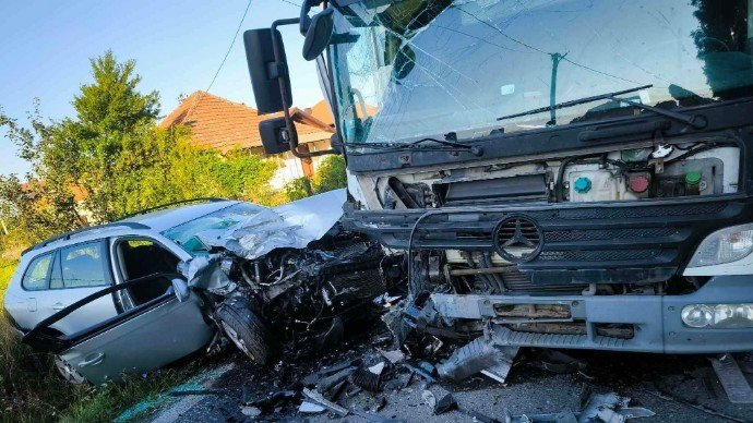 Teška nesreća kod Kalesije: Sudarili se automobil i kamion, tri osobe povrijeđene