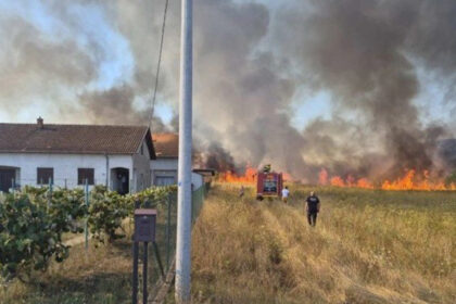 Veliki požar kod Laktaša: Jedan objekat izgorio, vatrogasci spasili sedam