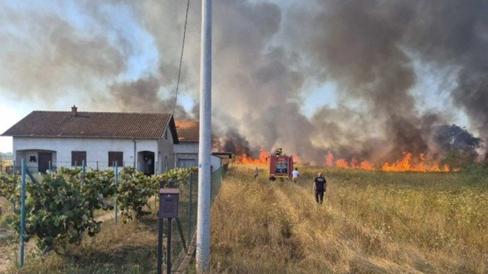 Veliki požar kod Laktaša: Jedan objekat izgorio, vatrogasci spasili sedam