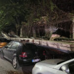 Obrušio se dio Alajbegovića kuće u Mostaru: Tri auta ostala zatrpana