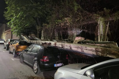 Obrušio se dio Alajbegovića kuće u Mostaru: Tri auta ostala zatrpana
