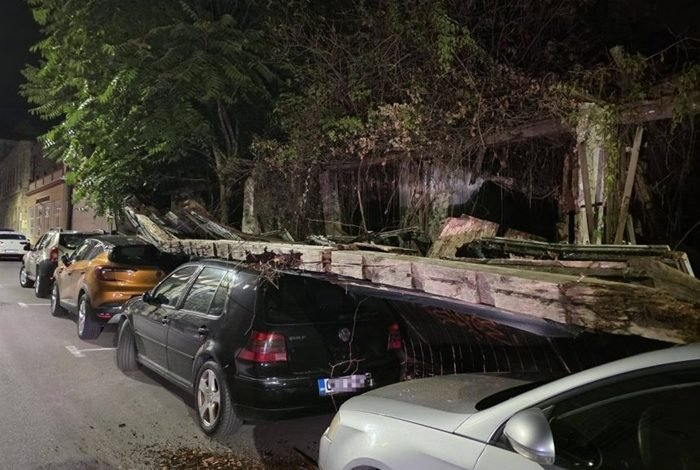 Obrušio se dio Alajbegovića kuće u Mostaru: Tri auta ostala zatrpana