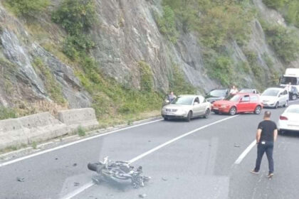 Zbog saobraćajne nesreće obustavljen saobraćaj na dionici Podorašac–Bradina