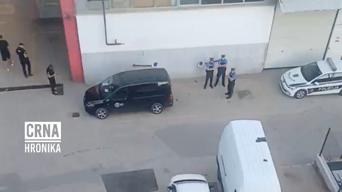 Drama u Hrasnici: Muškarac prijeti da će skočiti sa ruševne zgrade