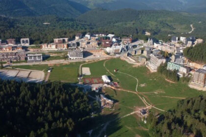 Teška nesreća kod Sarajeva: Četverociklom udarili u stablo, dvije osobe teško povrijeđene
