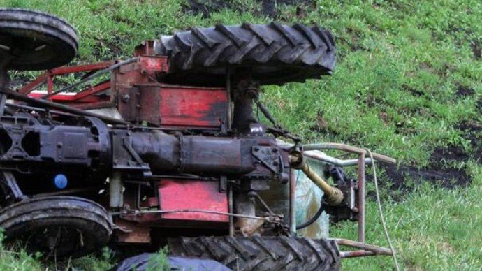 Jedna osoba poginula nakon prevrtanja traktora