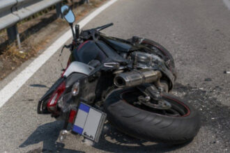 Motociklista izgubio život kada je vozač Renaulta prešao u suprotnu traku i udario ga
