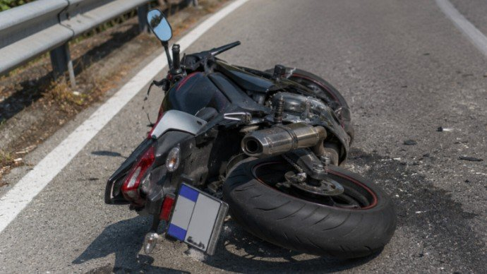 Motociklista izgubio život kada je vozač Renaulta prešao u suprotnu traku i udario ga