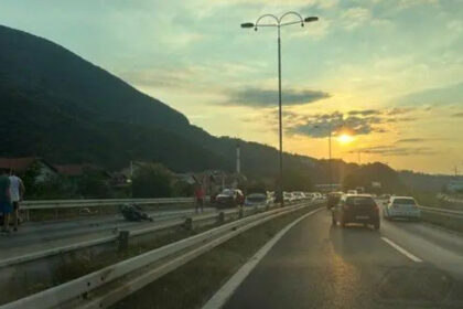 Teška nesreća kod Hadžića: Sudarila se dva automobila i motocikl