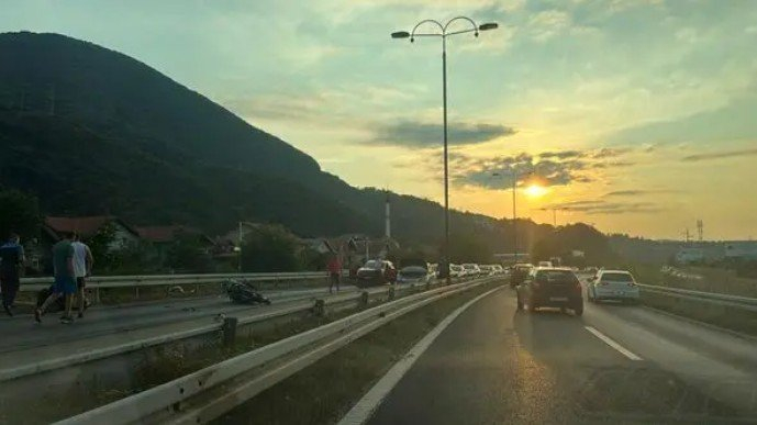 Teška nesreća kod Hadžića: Sudarila se dva automobila i motocikl