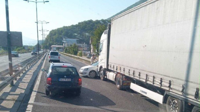 Nesreća na brzoj cesti u Blažuju: Kamion udario automobil, nastale velike gužve