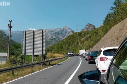 I danas saobraćajni kolaps od Jablanice do Sarajeva: Putnici na izuzetno visokim temperaturama čekaju u kolonama