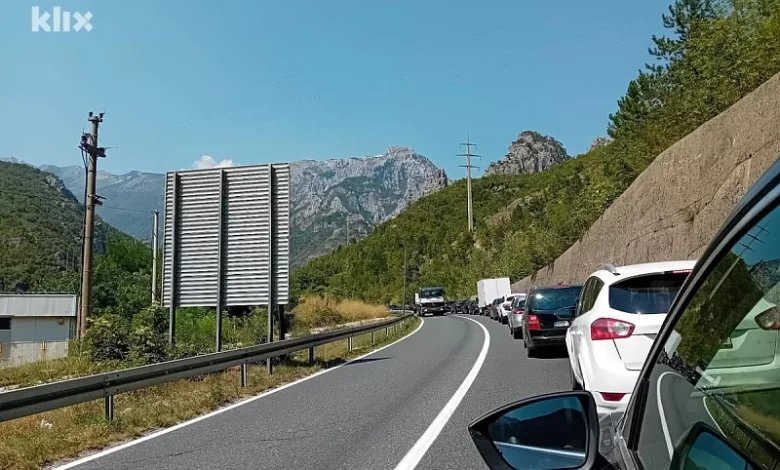 I danas saobraćajni kolaps od Jablanice do Sarajeva: Putnici na izuzetno visokim temperaturama čekaju u kolonama