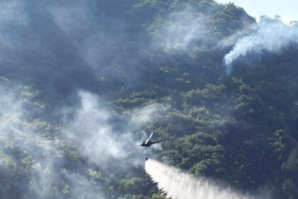 Helikopter Oružanih snaga BiH angažovan na gašenju požara u Konjicu