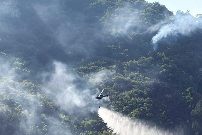 Helikopter Oružanih snaga BiH angažovan na gašenju požara u Konjicu