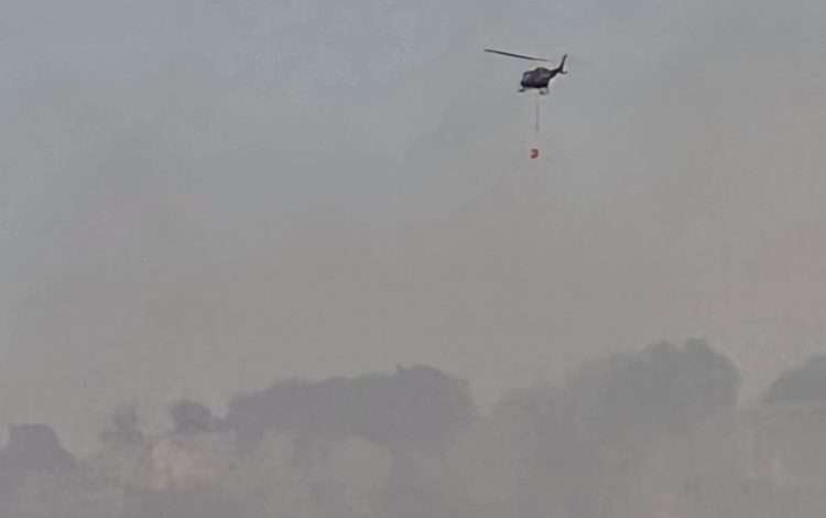 Helikopter OS BiH od ranih jutarnjih sati gasi požar na području grada Konjica