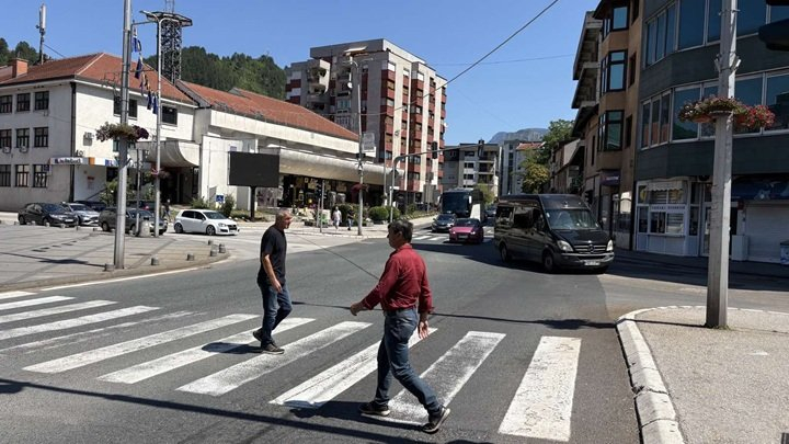 MISTERIJA NA KIOSCIMA: Muškarac jutros u Konjicu pokupovao sve primjerke Dnevnog avaza