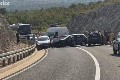 Sudar tri vozila na magistralnom putu Stolac – Neum, saobraćaj potpuno obustavljen