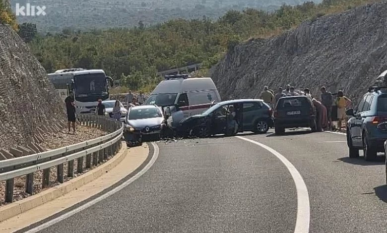Sudar tri vozila na magistralnom putu Stolac – Neum, saobraćaj potpuno obustavljen