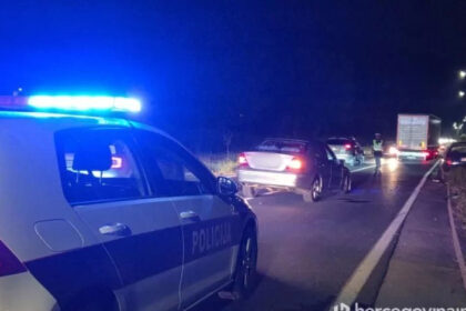 Teška saobraćajna nesreća na M-17: Jedna osoba teško povrijeđena, Golf odbačen na trotoar
