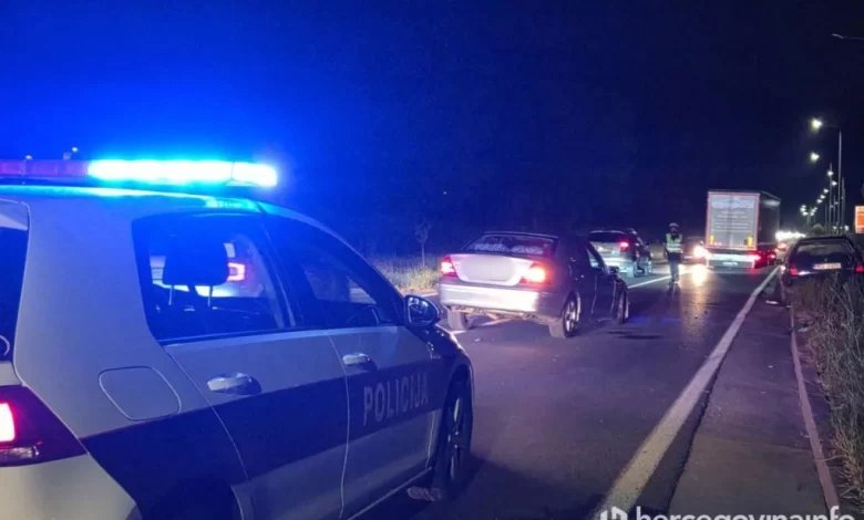 Teška saobraćajna nesreća na M-17: Jedna osoba teško povrijeđena, Golf odbačen na trotoar