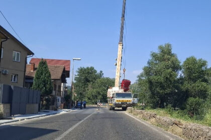 Vozilo završilo u koritu rijeke Drine na ulazu u Zvornik iz pravca Diviča, bez povrijeđenih lica (FOTO)