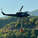 Helikopter OSBiH od ranih jutarnjih sati gasi požar u Nevesinju