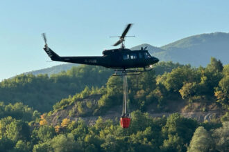 Helikopter OSBiH od ranih jutarnjih sati gasi požar u Nevesinju