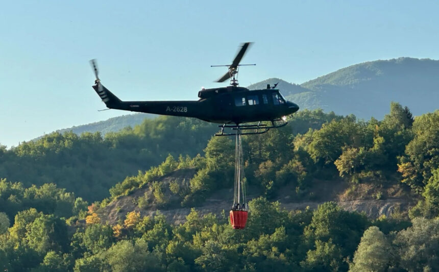 Helikopter OSBiH od ranih jutarnjih sati gasi požar u Nevesinju