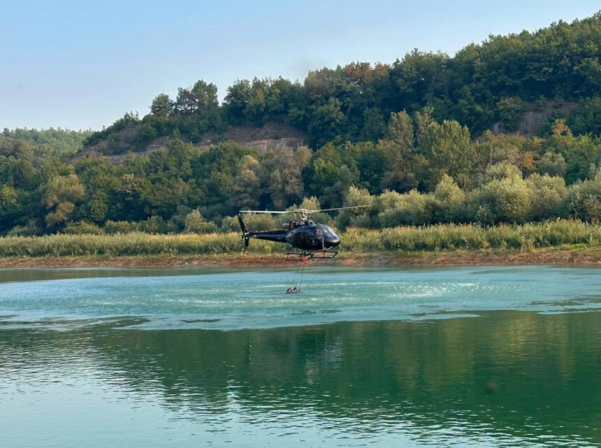 Helikopter Zeničko-dobojskog kantona gasio šumski požar kod Kaknja