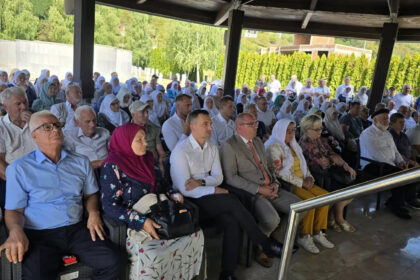 Ministar Sirovica prisustvovao programu u mezarju Veljaci u Bratuncu i MC Potočari Srebrenica