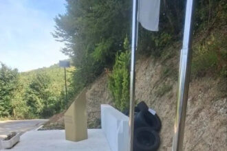 Spomen-obilježje pretvorili u deponiju: Gume bačene na mjestu posvećenom Enveru Šehoviću