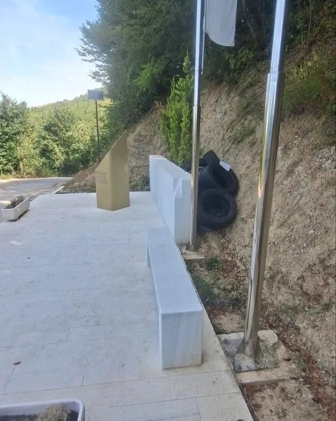 Spomen-obilježje pretvorili u deponiju: Gume bačene na mjestu posvećenom Enveru Šehoviću