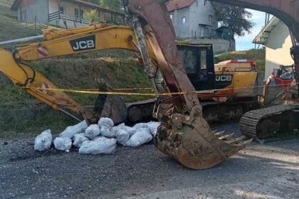 Ilegalno kopanje uglja u Banovićima i Kalesiji: Policija u TK zaplijenila više od 100.000 KM, bagere, mašine, ugalj...