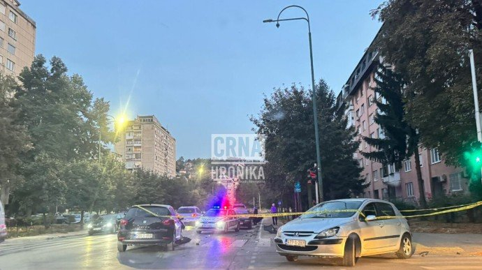 Saobraćajna nesreća na Grbavici: Automobil završio na trotoaru