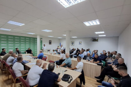Skupom aktivista Koalicije za državu počela predizborna kampanja u Zvorniku (FOTO)