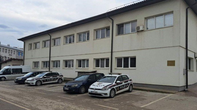Preminuo policajac koji je pucao sebi u glavu u PS Ilijaš: Bio osumnjičen za saradnju s mafijaškom grupom iz Švedske "Foxtrot"