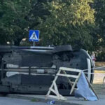 Težak udes u banjalučkom kružnom toku, automobil završio na boku