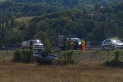 Nesreća na autoputu: Automobil završio prevrnut na krovu