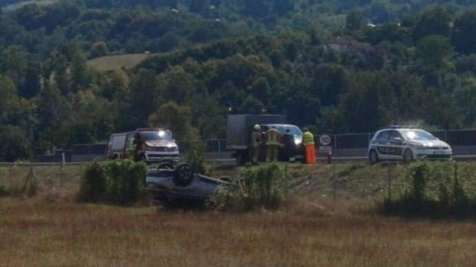 Nesreća na autoputu: Automobil završio prevrnut na krovu