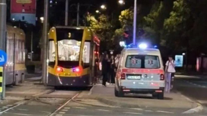 Krvavi noćni obračun u tramvaju u Sarajevu, nožem izbodena jedna osoba
