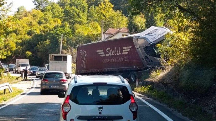 Kamion izletio sa ceste u nesreći kod Konjica, saobraćaj otežan